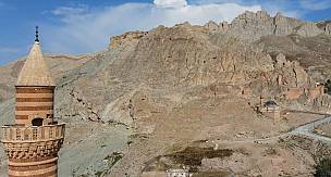 Doğubayazıt'ın havadan görüntülenen baş yapıtları tarihi yolculuğa çıkarıyor