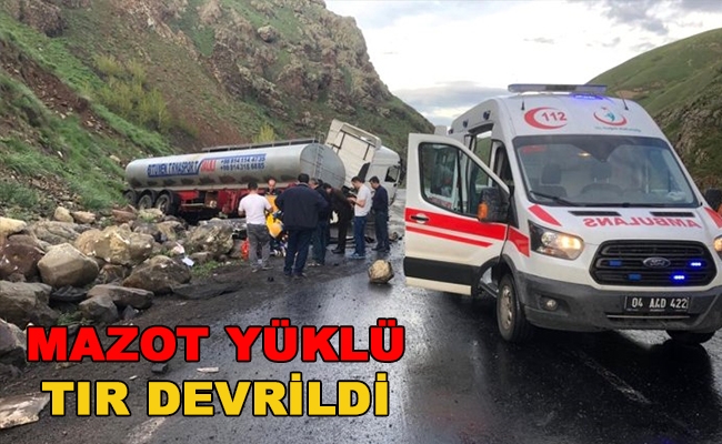 Mazot yüklü tır devrildi