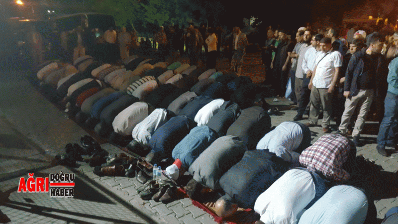 15 TEMMUZDA HAYATINI KAYBEDENLER İÇİN MEVLÜT OKUTULDU