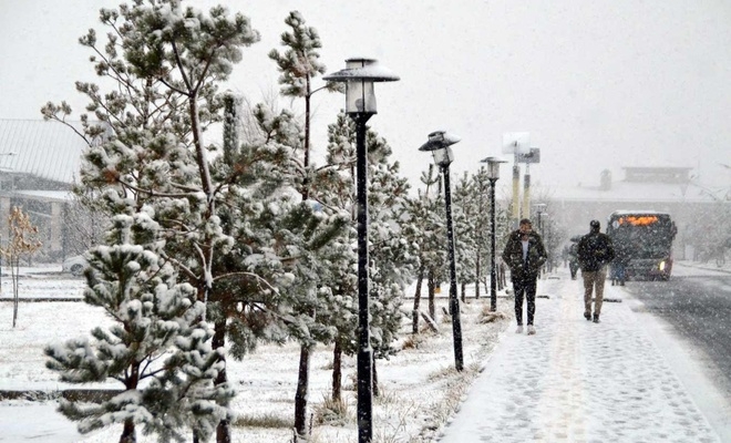 Ağrı'da kar yağışı etkisini artırdı