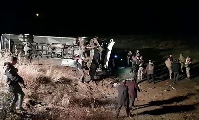 Yolcu Otobüsü Şarampole Devrildi: 19 Yaralı