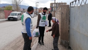 Ağrı Umut Kervanı muhtaç ailelere gıda yardımı ulaştırdı