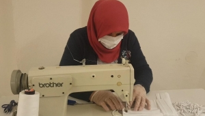 Batmanlı kadınlar gündüz tarlada çalışıp akşam maske üretiyor 