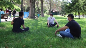 Gençler sokağa çıkma izninin saatini yanlış, süresini yetersiz buldu 