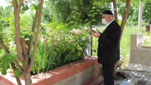Haftalık dışarı çıkma iznini şehid oğlunun mezarı başında geçirdi 