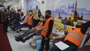 Kızılay'a kan bağışı devam ediyor