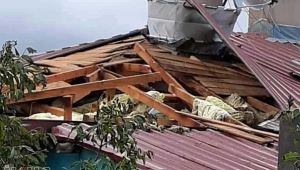 Şiddetli rüzgâr Elâzığ'da 8 evin çatısını uçurdu