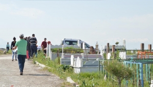 Sokağa çıkma yasağı nedeniyle vatandaşlar mezarlık ziyaretini bugün yaptı 