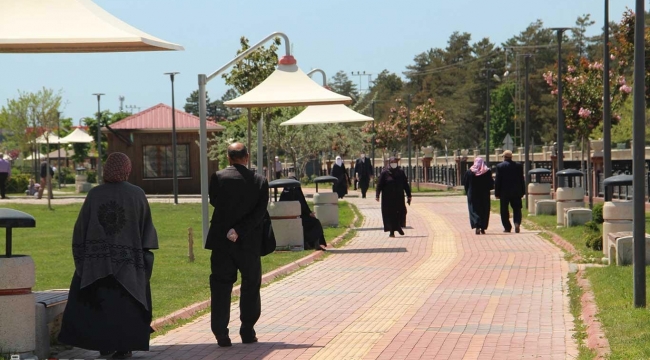 "Yaşlı çınarlar" park ve mezarlıklara akın etti