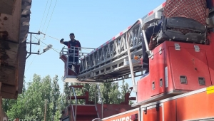 Telde mahsur kalan kargayı Ağrı itfaiye ekibi kurtardı 