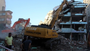 Depremde hasar gören bina yıkım esnasında çöktü: Bir yaralı 