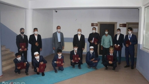 Eğitimini tamamlayan hafızlara belgeleri verildi 