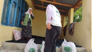 Umut Kervanı Doğubayazıt'ta ihtiyaç sahibi ailelere yardımda bulundu 