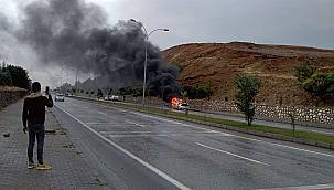 Adıyaman'da araç hareket halindeyken alev aldı 