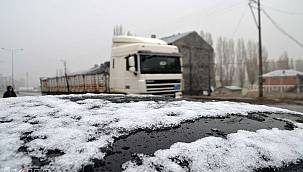 Ağrı'da mevsimin ilk kar yağışı gerçekleşti 