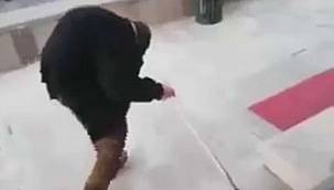 Yaşlı adam bir çok engeline rağmen camiden vazgeçmiyor 