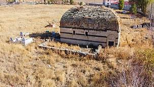 Ziyaretçi bekleyen Hamur Kümbeti asırlara meydan okuyor