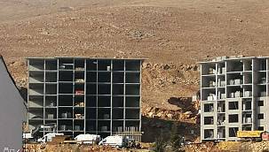 Yuvarlanan kaya parçası inşaatın iskelesine çarptı: 3 yaralı 