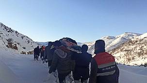 Hastayı 5 kilometre omuzlarında taşıdılar 