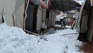 İş yerlerinin çatıları çöktü 