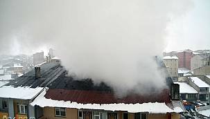 5 katlı binanın çatı katında yangın çıktı 