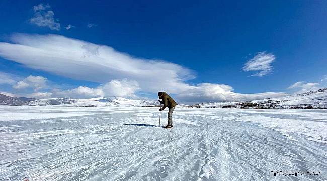 50 santimetreye ulaşan buzda balık avı