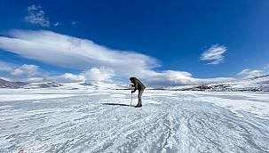 50 santimetreye ulaşan buzda balık avı 