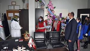 Doğubayazıt ilçesinde sağlık çalışanlarına kandil simidi dağıtıldı 