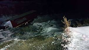 Tır şarampole uçtu şoför yaralı olarak kurtarıldı 