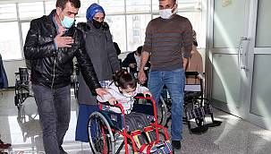 Engelilere tekerlekli sandalye yardımı