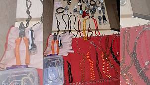 Onlarca suç kaydı bulunan zanlı son girdiği dükkândan çaldıkları ile yakalandı 