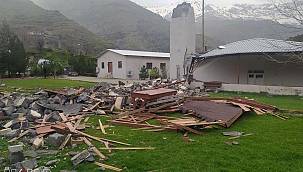 Rüzgârın etkisiyle cami minaresi yıkıldı 