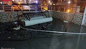 Rüzgarın etkili olduğu Diyarbakır'da elektrik direği devrildi 