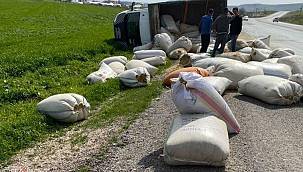 Saman yüklü kamyon devrildi 