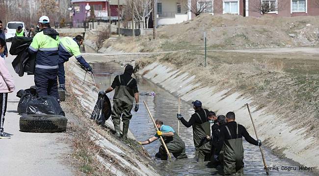 Şamran Kanalı'ndan 2 ton çöp çıkarıldı