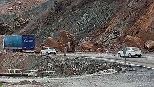 Yamaçlardan, kopan tonlarca ağırlığındaki kayalar yola düştü 