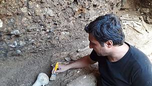 15 asırlık mezar odası bulundu 