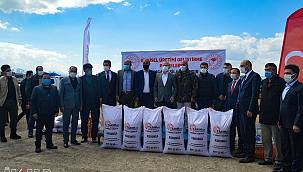 Ağrı'da çiftçilere kurunga ve silajlık mısır tohumu dağıtıldı 