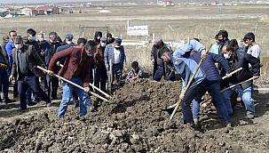 Ağrı'da Murat Nehrine düşüp hayatını kaybeden çocuk toprağa verildi 