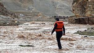Ağrı'da suya düşerek kaybolan kız çocuğu için aramalar devam ediyor 