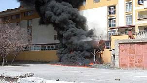 Ağrı'da zift tankeri ateşe verildi 