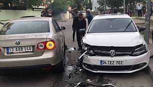 Batman'da iki otomobil kafa kafaya çarpıştı 