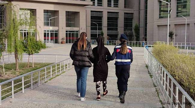 Farklı suçlardan aranan cezaevi firarisi kız yakalandı