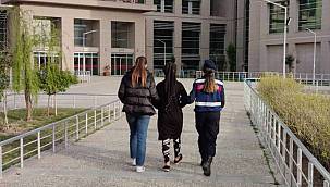 Farklı suçlardan aranan cezaevi firarisi kız yakalandı 