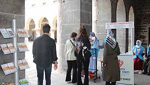 Kurdukları stantlarla İslam'ı tebliğ ediyorlar 