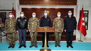 Savunma bakanı ve TSK komuta kademesi Irak sınırında