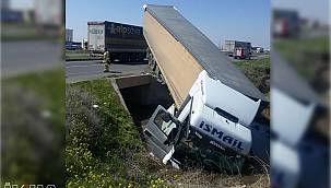 Tır köprüden uçtu: Bir yaralı 