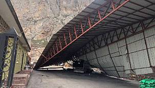 Van'da fırtına iş yerlerine hasar verdi 