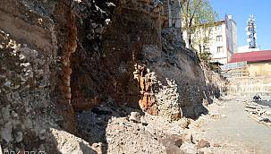 Merkez Camii altında eski yapı çıktı
