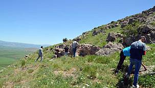 Van'dan gelen heyet Ağadeve de bulunan tarihi yapılar hakkında inceleme yaptı